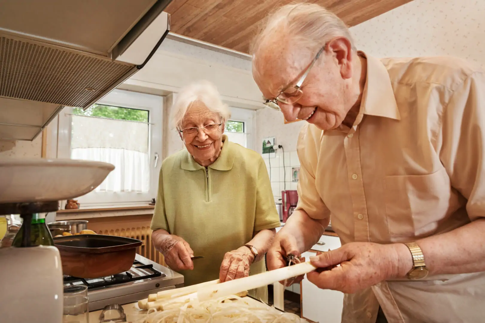 cocinar es una de las tareas basicas y diarias de las personas mayores scaled